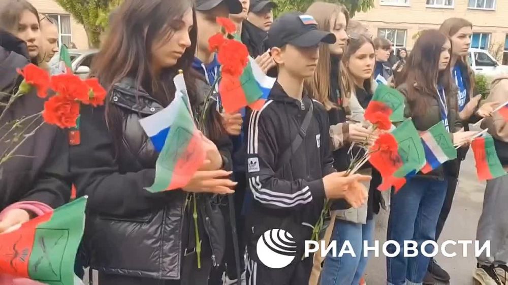 Церемония открытия мурала и мемориальной доски с портретом Дарьи Дугиной в Мелитополе