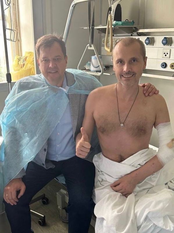 Евгений Балицкий: Сегодня проведал нашего товарища Максима Зубарева, который проходит период реабилитации и восстановления после покушения на свою жизнь, когда 3 апреля этого года бандеровские мрази цинично взорвали его автомобиль в центре Мелитополя