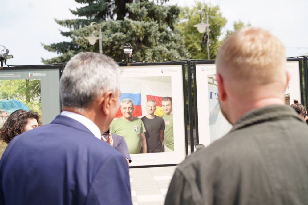 В Северную Осетию со своей фотовыставкой «Освобождённые территории. Война и мир глазами очевидца» приехал известный российский журналист, военкор, кавалер ордена Мужества Александр Малькевич