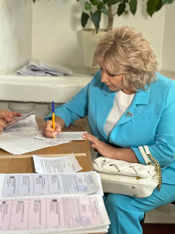 Председатель Избирательной комиссии Запорожской области проголосовала на одном из избирательных участков Мелитополя