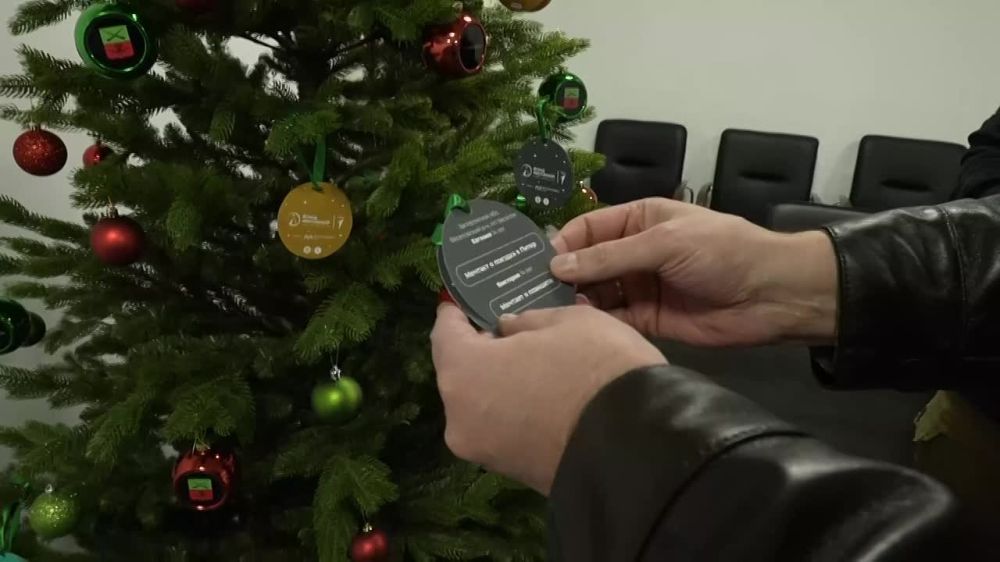 Евгений Балицкий: Сегодня снял с главной елки Запорожской области шары с детскими желаниями, которые были собраны в рамках всероссийской акции «Елка желаний»