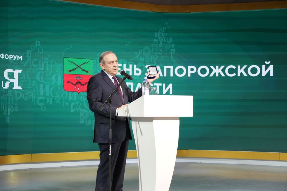 Евгений Балицкий: Сегодня удостоен большой чести: вице-премьер Правительства Крыма – постпред Республики Крым при Президенте России Георгий Львович Мурадов вручил мне высокую награду «Соотечественник года»