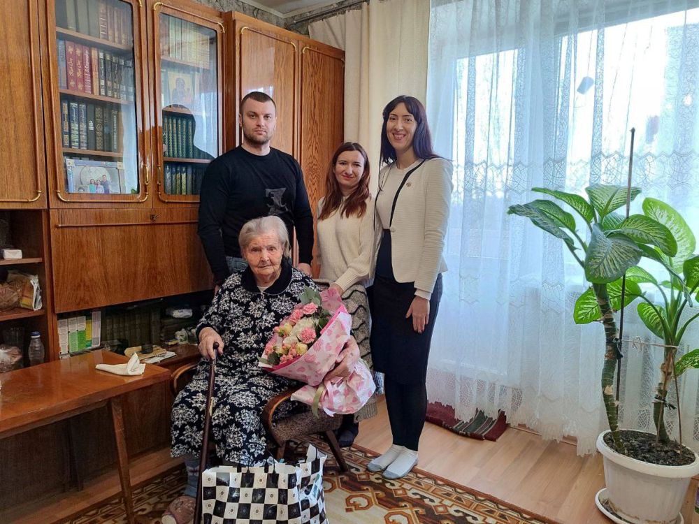 В День воинской славы, представители департамента культуры, спорта и молодежи Мелитополя приехали в гости к Ларисе Захаровне Ильченко, чтобы поздравить с годовщиной победы в Сталинградской битве