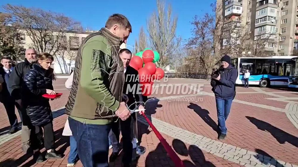 В Запорожскую область поступило 350 новых автобусов — губернатор Евгений Балицкий осмотрел полученные машины