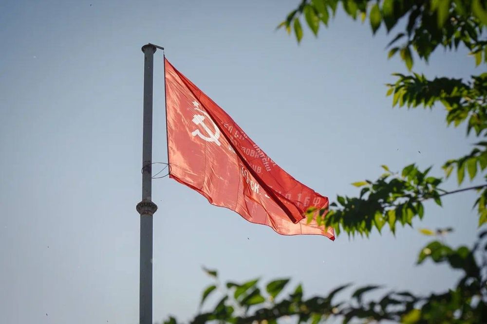 На главном флагштоке Запорожской области водрузили Знамя Победы