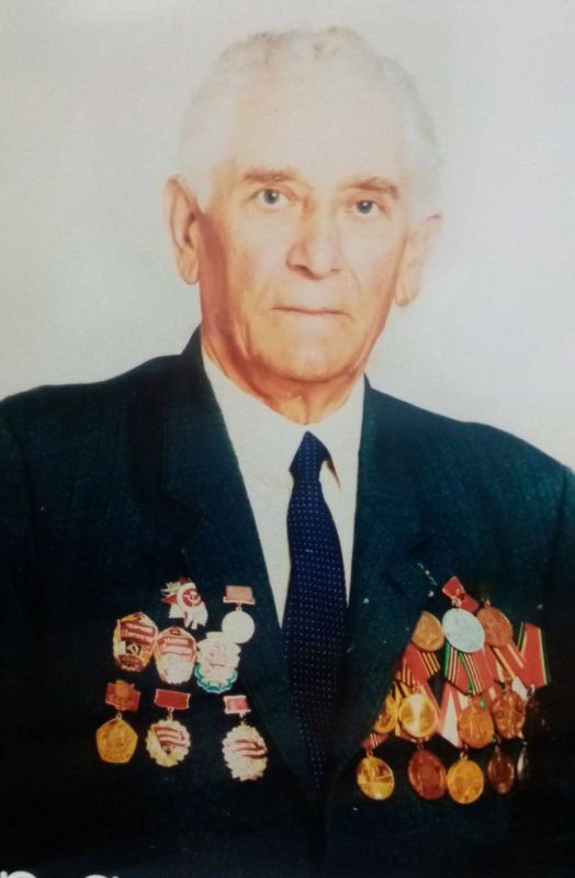 ��������� ������ ��������. 12 ������� 1926���� ��������. ����������� �������. �. ����������.�� � 15 ��� ���� �� �����. � ��� 1942 ����, ������ �� ����� � ����������. � 1943 �������� �����, � � ������� 1944 ����, ���� �� �������� �� �����