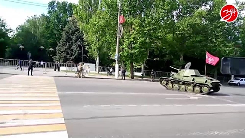 В 79-ю годовщину Победы советского народа в Великой Отечественной войне мелитопольский танк Т-70 прошел своим ходом по центральной улице города