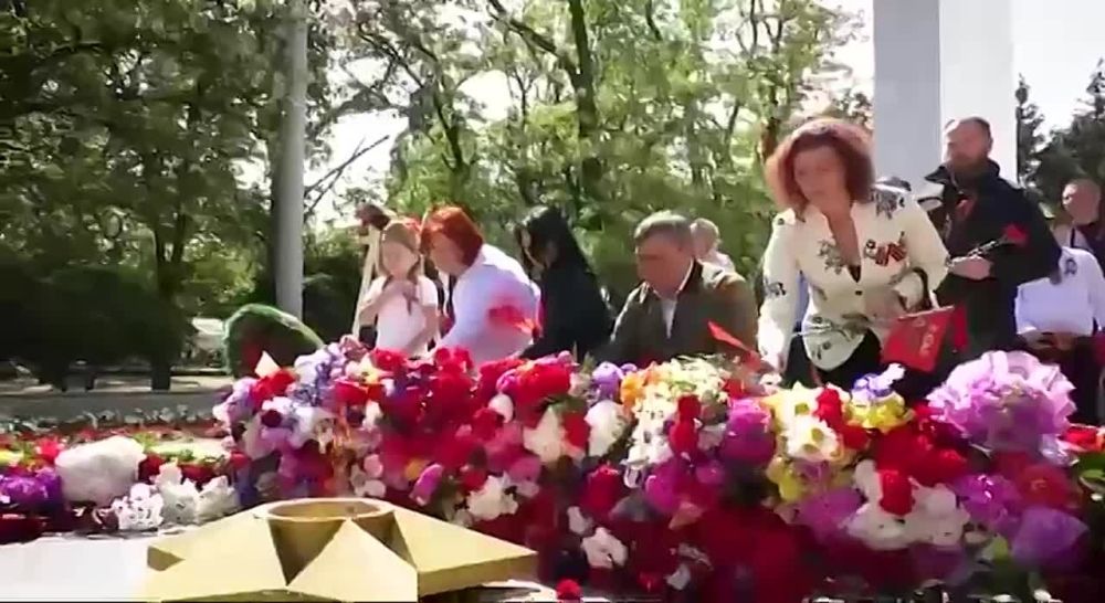 Сергей Золотарёв: Мелитопольцы сегодня возложили возложили цветы к Стелле «Город воинской славы», к легендарному танку Т-70 и возле мемориального комплекса «Скорбящая мать»