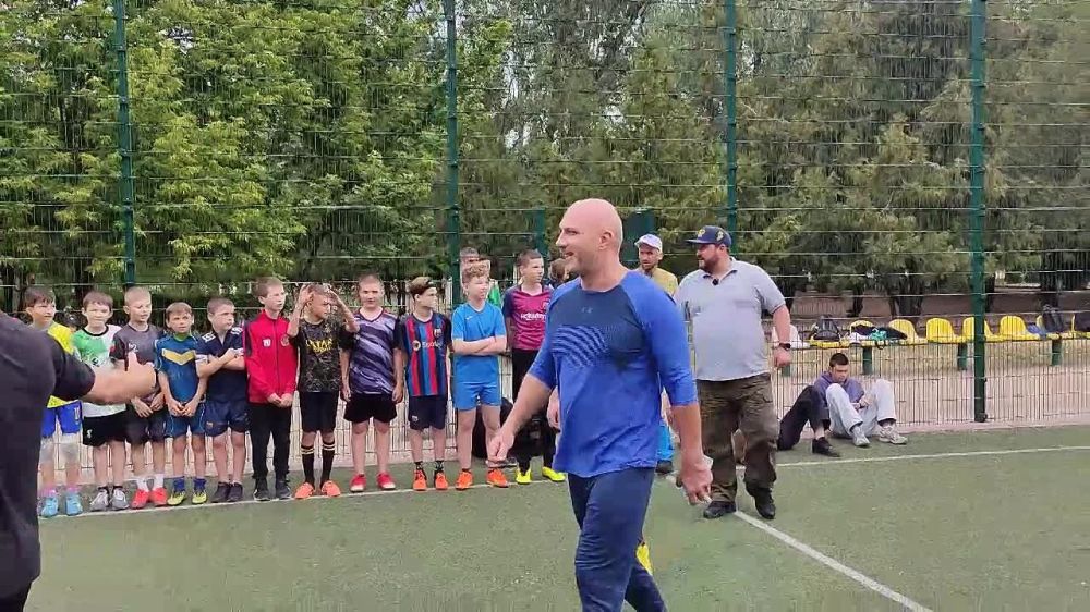 13 марта на футбольном поле шк. 4 г. елитополя состоялся ответственный матч за 1 место между двумя командами: «Ярдрей» (юридическим каналом, возглавляемым Андреем Подшиваловым и Максимом Малых) и активом РО ЛДПР Запорожской области