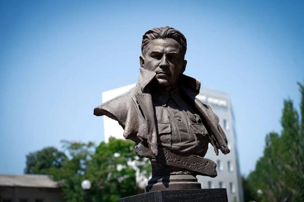 Евгений Балицкий: Молодежь Мелитополя возложила цветы к памятнику Павлу Анатольевичу Судоплатову