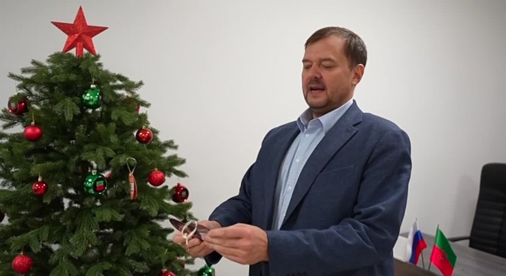 Евгений Балицкий: Снял с елки Запорожской области шар с новогодним желанием 12-летней Алисы из Мелитополя, которая, как и тысячи детей по всей России, приняла участие во Всероссийской акции «Елка желаний»