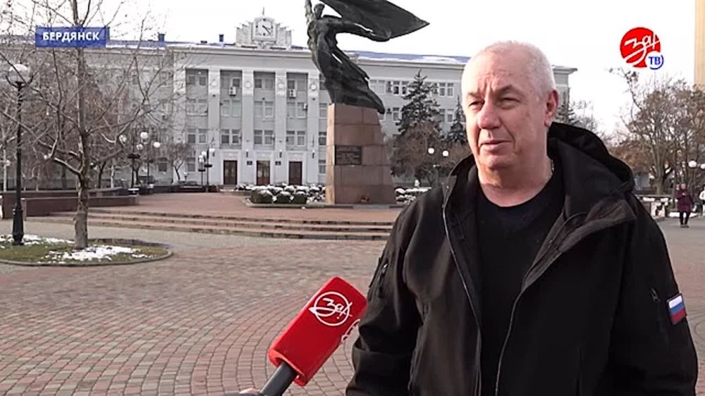 На Бердянской косе продолжается большая работа по очистке береговой линии Азовского моря от фракций мазута