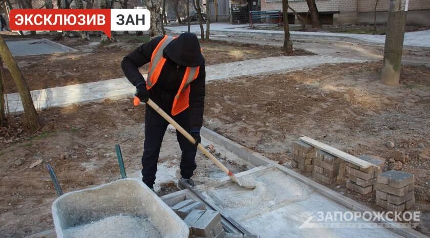 Строители в начале февраля завершат благоустройство двора в южной части Мелитополя