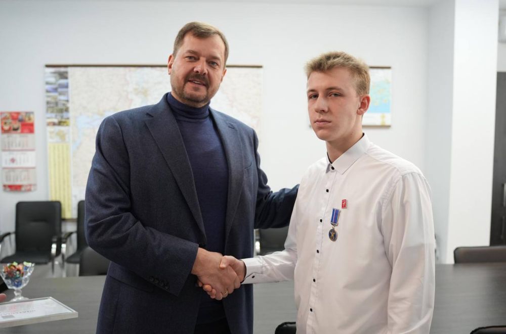 Евгений Балицкий: В рамках Всероссийского гражданско-патриотического проекта «Дети-герои» совместно с сенатором от Запорожской области Дмитрием Николаевичем Вороной вручил памятные медали Совета Федерации Федерального...