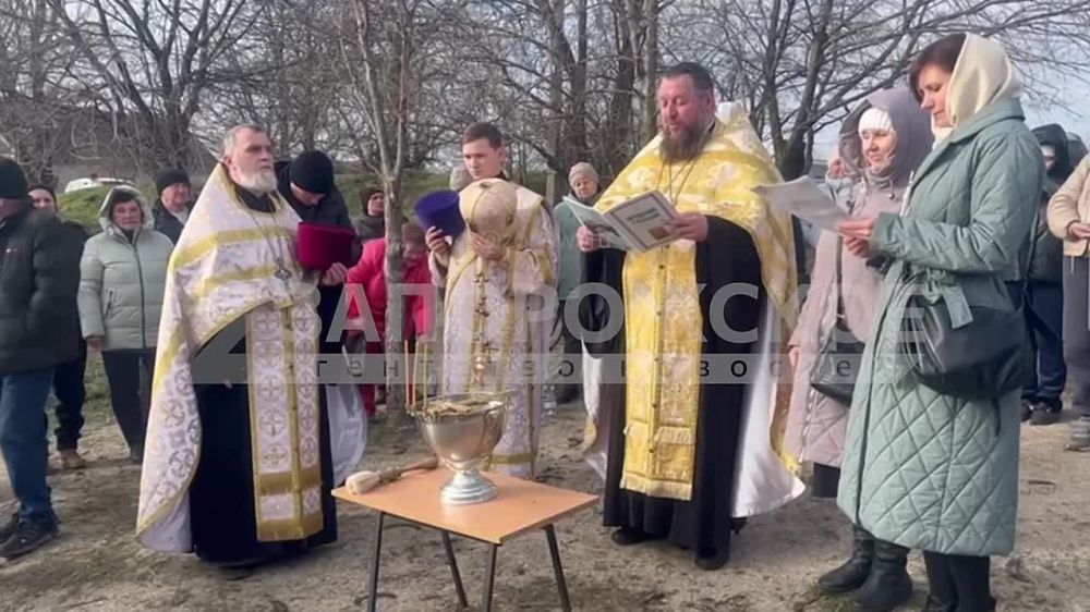 Благочинный церквей Мелитополя, протоиерей Максим Смирнов провёл освящение воды на озере Горячка