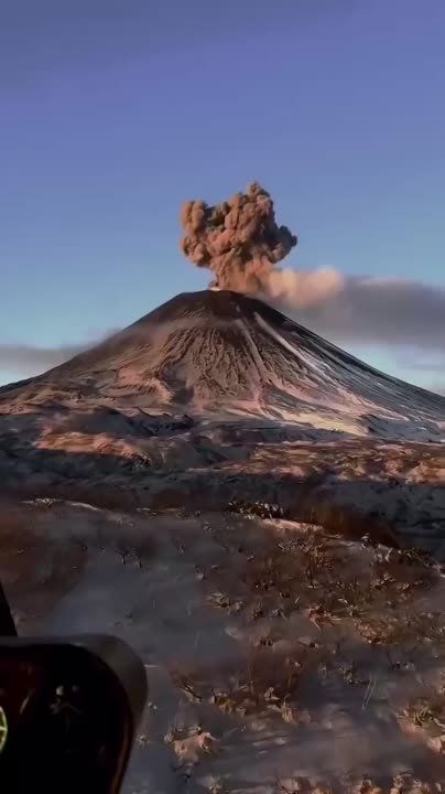 Вид на один из самых активных вулканов мира — Карымская сопка на Камчатке — сегодня днём