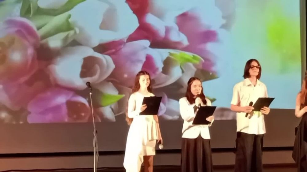 В преддверии первого весеннего праздника в Детской школе искусств прошел праздничный концерт, посвященный Международному женскому дню 8 марта