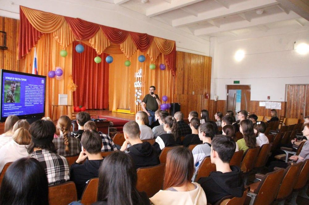 В мелитопольской школе №20 прошла встреча участника СВО с учениками в рамках совместного проекта фонда «Защитники Отечества» и Российского общества «Знание»