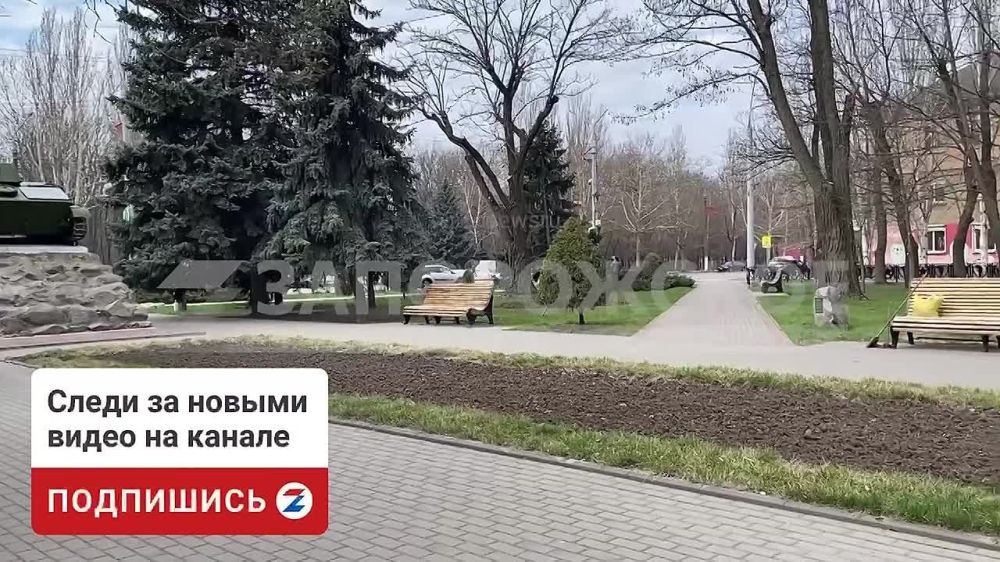 На территории мемориального комплекса «Братское кладбище» в центре Мелитополя проходит масштабная уборка