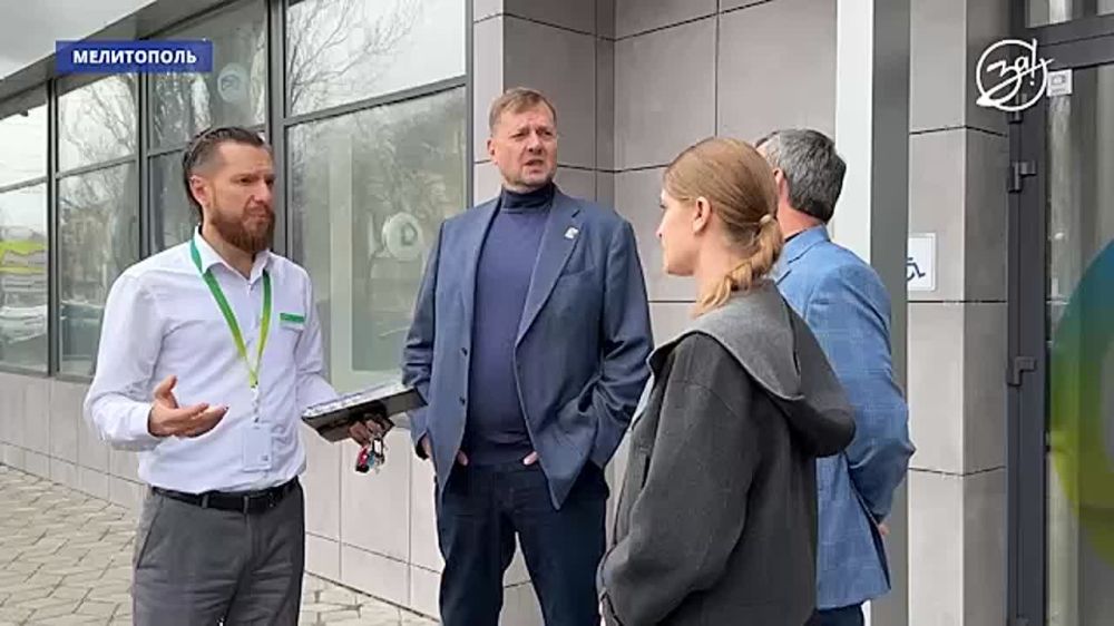 Губернатор Запорожской области Евгений Балицкий посетил первый офис Сбербанка в Мелитополе