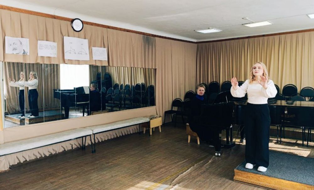 9 апреля в ГБПОУ "Мелитопольский многопрофильный колледж" преподавателем А.В. Юдиной и концертмейстером С.П. Мищенко был проведен открытый урок по дисциплине «Дирижирование» со студенткой 4 курса специальности "Сольное и...