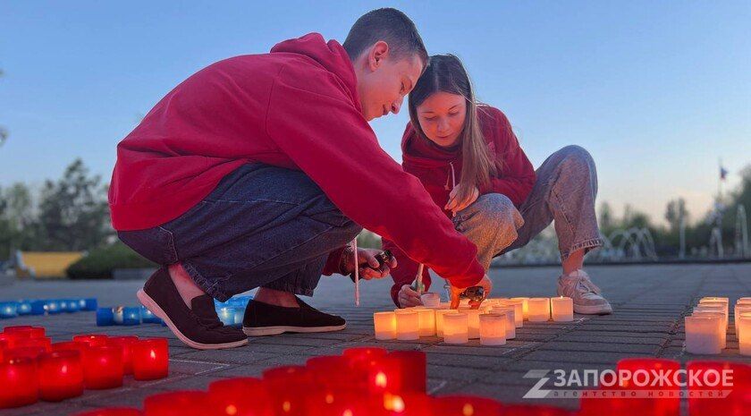 Молодежь Мелитополя зажгла свечи в память о жертваx трагедии в одесском Доме профсоюзов