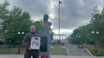 Алексей Журавлев: Провел сегодня свой личный Бессмертный полк - с портретом отца-фронтовика вышел к памятнику Иосифу Сталину, установленному в Мелитополе