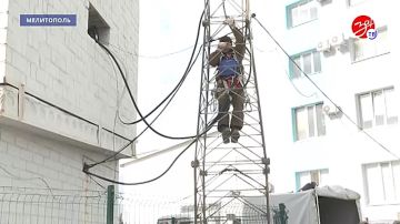 На высоте 60-ти метров специалисты закрепили один из символов Победы советского народа над нацистской Германией Знамя Победы