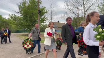 В честь 80-летия Великой Победы глава Мелитопольского муниципального округа и жители Мелитопольского района возложили цветы к памятнику героям Великой Отечественной войны