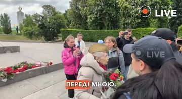 Европейская Украина. Полицейские в Киеве арестовали бабушку, которая попыталась возложить цветы к вечному огню