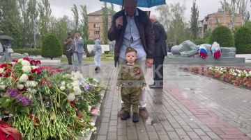 Самые маленькие мелитопольцы возложили цветы к памятнику героям Великой Отечественной