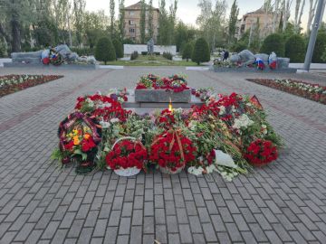 Братское кладбище в Мелитополе все усыпано цветами после празднования 80-летия Великой Победы