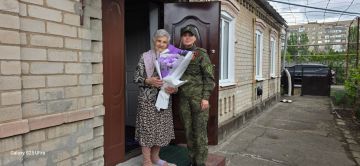 В Мелитополе, в год 80-летия Великой Победы, сотрудники Следственного комитета с глубоким уважением и теплотой в сердце поздравили, труженицу тыла с Днём Победы