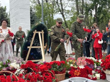 В героическом городе Мелитополе, руководитель следственного управления Следственного комитета Российской Федерации по Запорожской области Александр Царакаев принял участие в торжественном митинге и церемонии возложения...