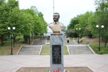 В Мелитополе установили бюст Иосифа Сталина
