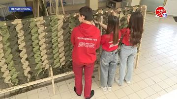 Активисты Волонтёрской роты продолжают плести маскировочные сети для бойцов на передовой