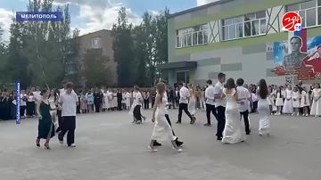 В Мелитопольской школе 15 сегодня провели выпускной бал для учеников 4-х и 9-х классов