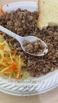 Гречка с червями экзотическое меню в столовой Вагонного депо в городе Мелитополь