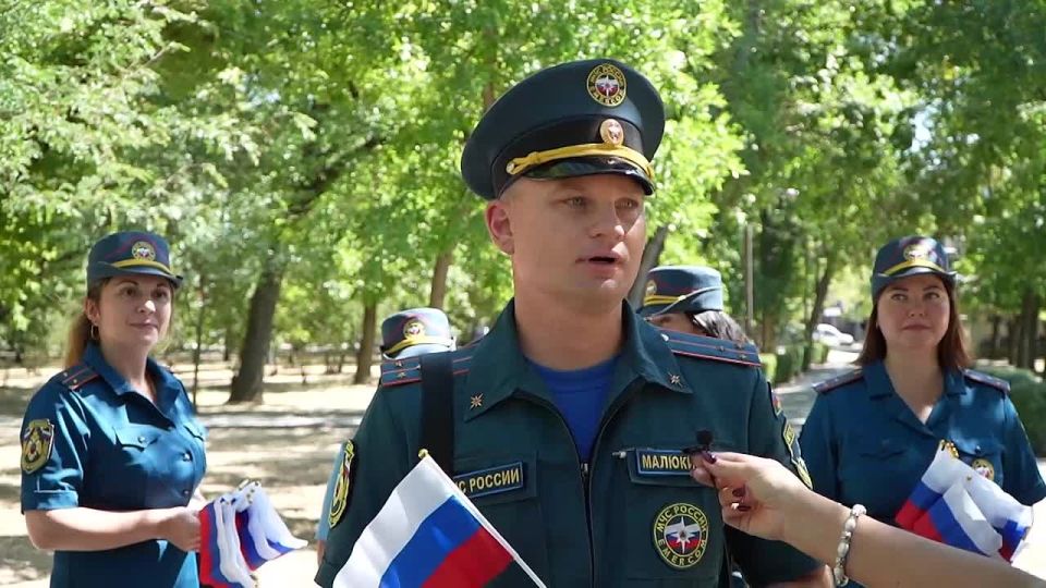 Акция ко Дню флага: триколор как символом силы, добра и великой истории