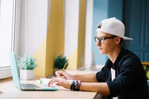 Если подросток устроился на работу во время летних каникул, его заработок не учитывается в доходах семьи при назначении единого пособия