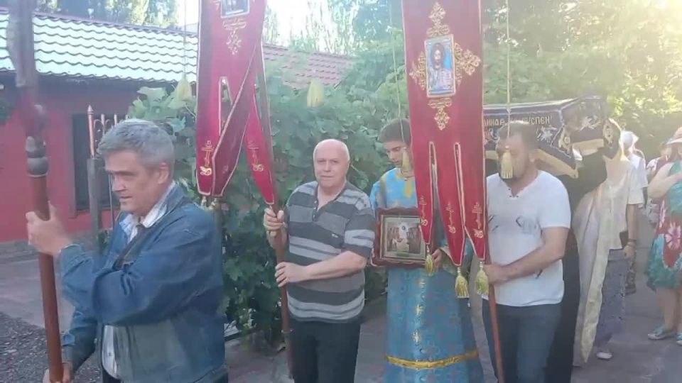В храмах Мелитополя в канун Малой Пасхи прошел чин погребения плащаницы Богородицы