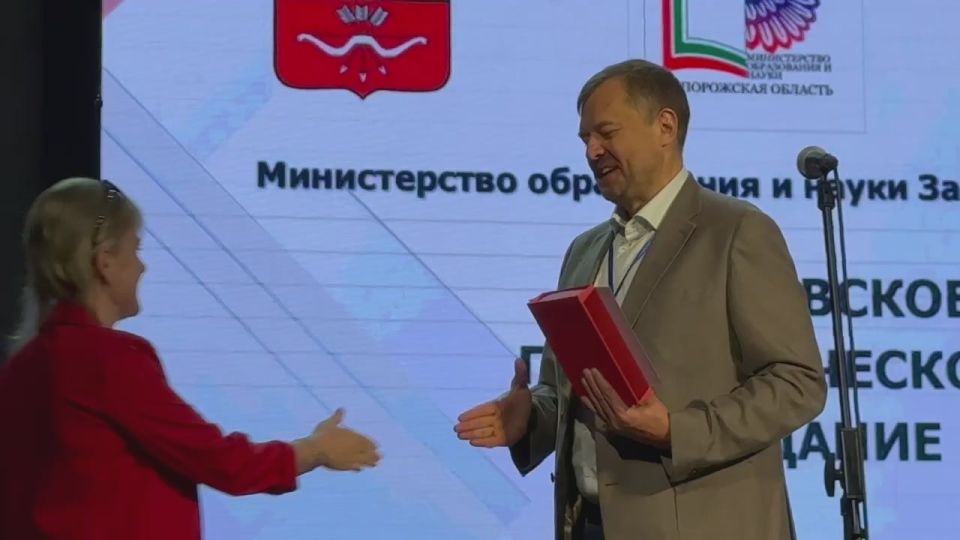 Во Дворце культуры Железнодорожников состоялось торжественное награждение лучших работников сферы образования