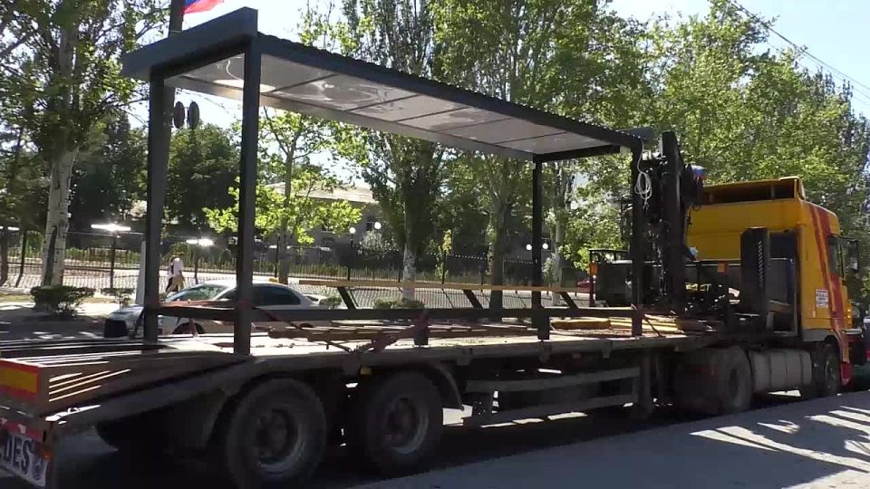 В Мелитополе устанавливают новые «умные» остановки