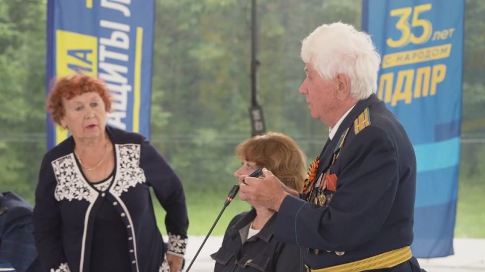 Люди труда – те, кто на протяжении долгих десятилетий каждый день выходил на работу и скромно трудился на благо России, не требуя славы и почестей