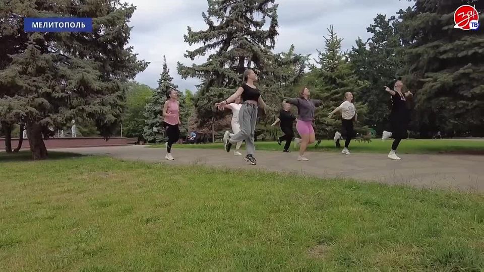 В Мелитополе отметили Международный день красоты зарядкой на свежем воздухе