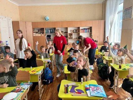 Волонтеры Запорожской области поздравили работников детского сада