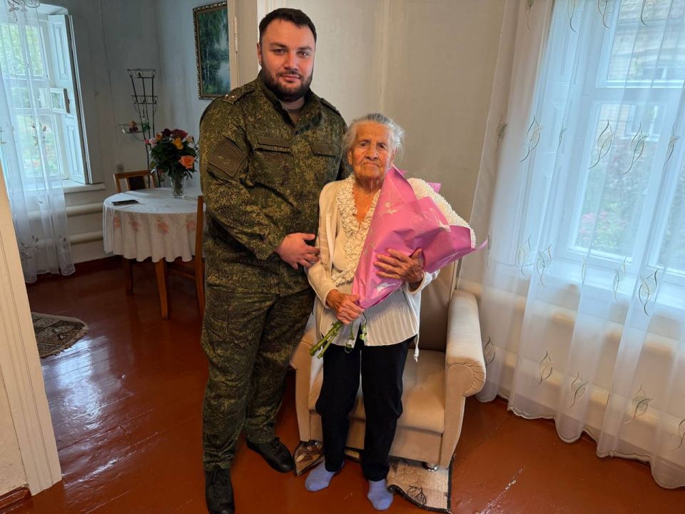 В Мелитополе следователи регионального управления поздравили с 98-летием участника Великой Отечественной войны