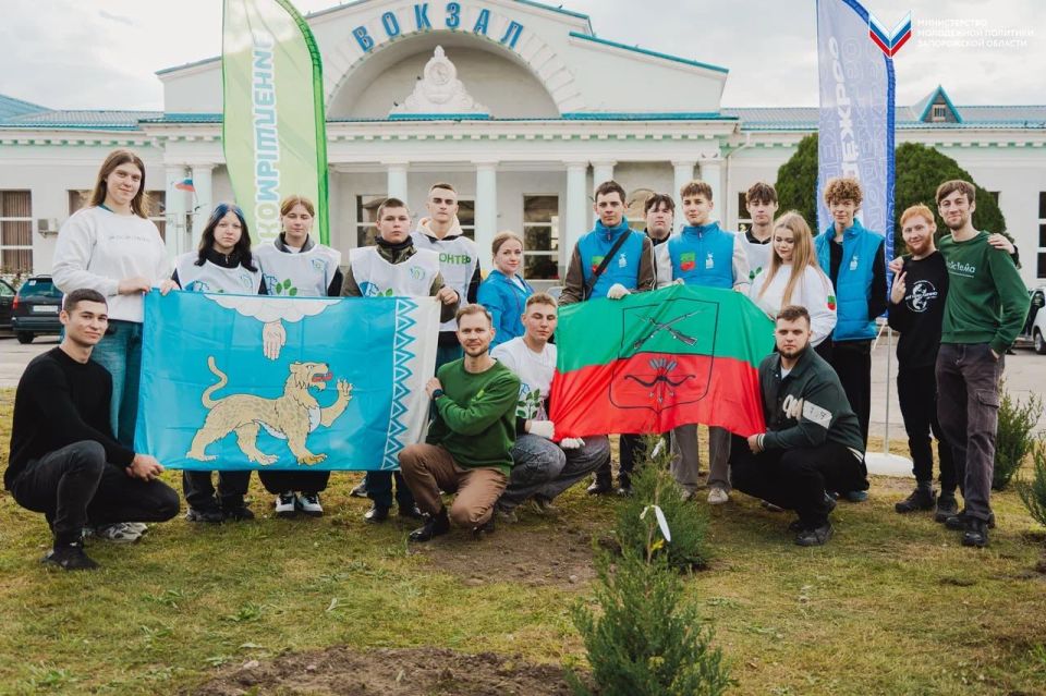 В Мелитополе высадили Аллею Псковской и Запорожской молодёжи!