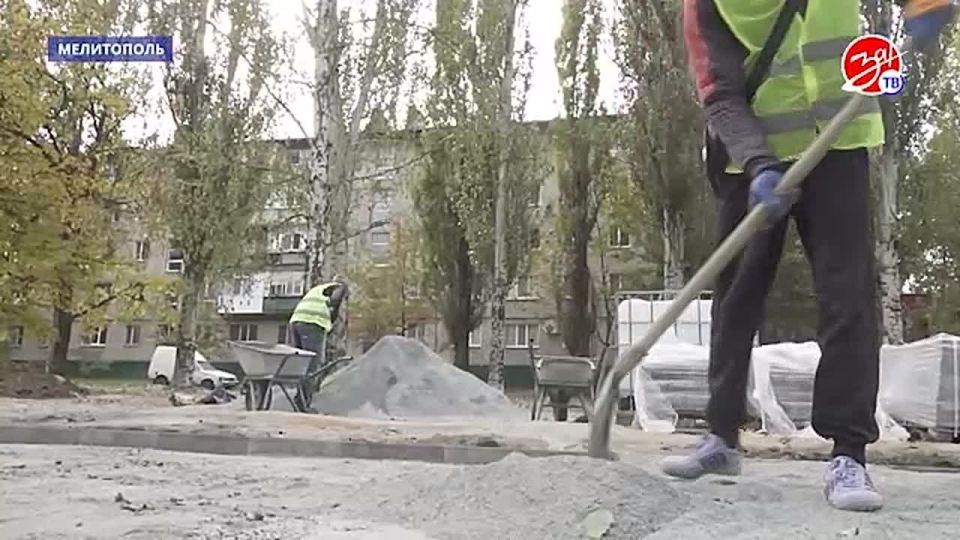 На проспекте 30-летия Победы в Мелитополе демонтируют брусчатку