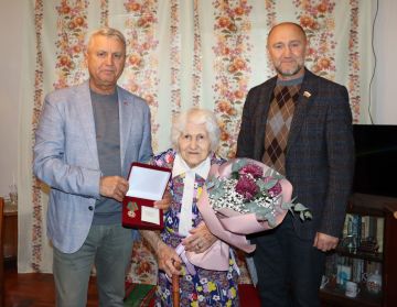 В Мелитополе ветерана труда наградили медалью за заслуги